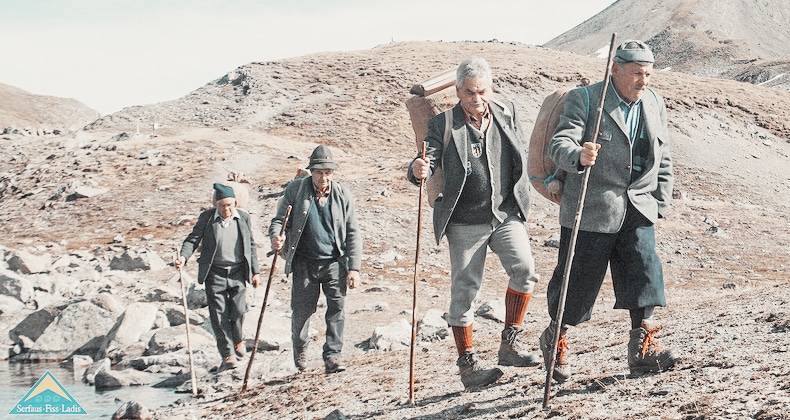 4 ältere Herren wandern auf dem Schmugglersteig