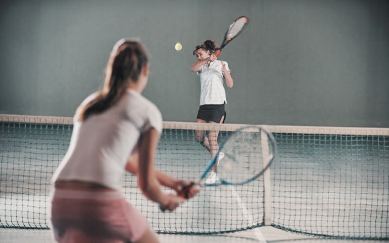 2 Frauen spielen Tennis