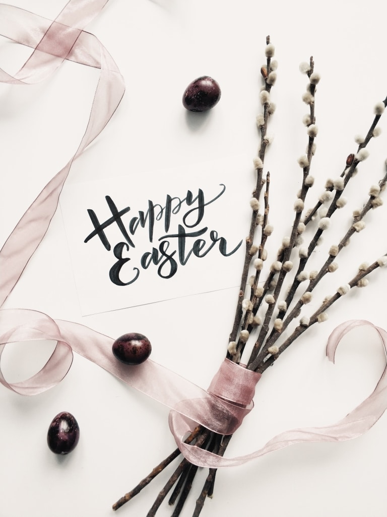 Palmzweig mit Geschenkband und Schriftzug "Happy Easter"