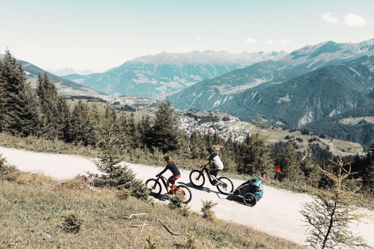 2 Fahrradfahrer mit Blick aufs Tal