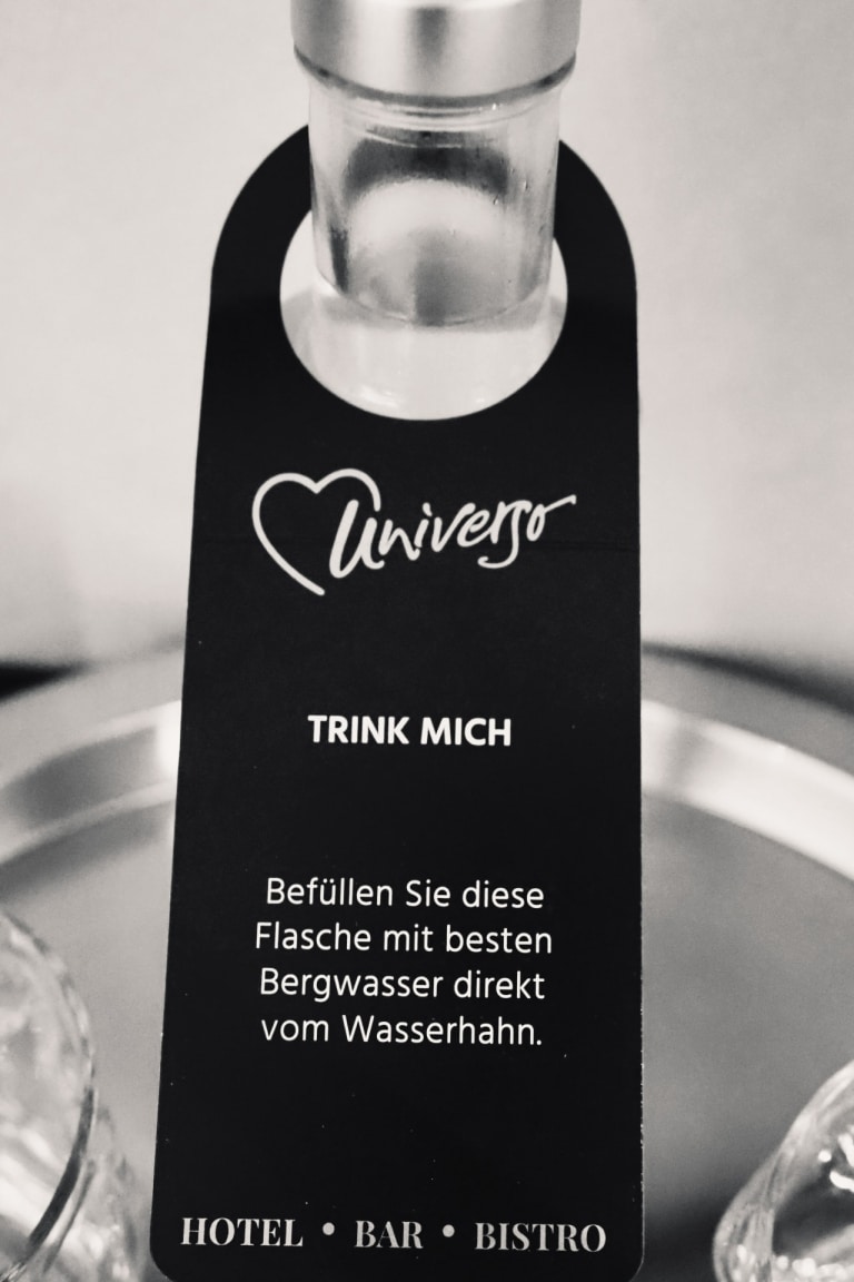 Wasserflasche mit Etikett, dass man das Wasser aus dem Wasserhahn trinken kann