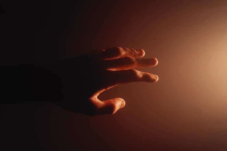 Hand im rötlich/orangen Licht